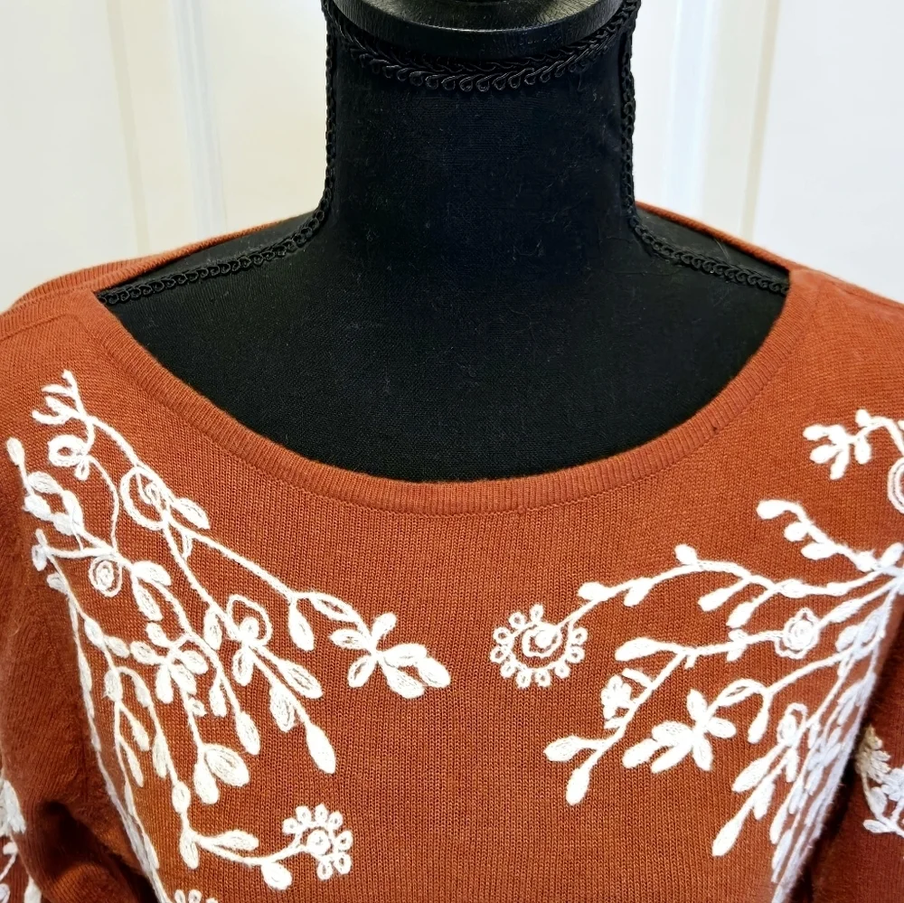 RAIN & ROSE Scoop Neck Light Weight Sweater w/ Embroidered Floral Design sz Sm - Picture 3 of 8